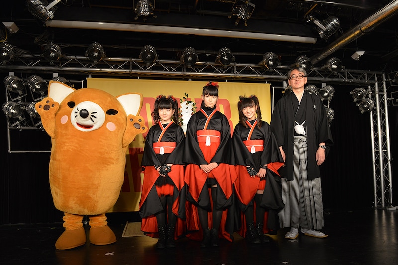 写真左からいなりん、BABYMETAL、嶺脇育夫タワーレコード代表取締役社長。