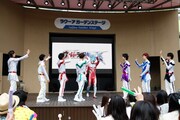 去るウルトラマンギンガに手を振る超特急。