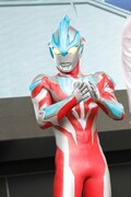手拍子をするウルトラマンギンガ。