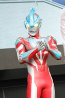 手拍子をするウルトラマンギンガ。