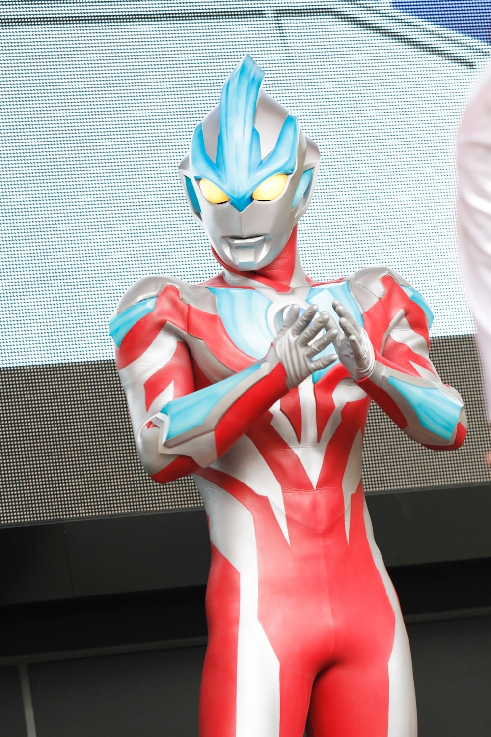 手拍子をするウルトラマンギンガ。