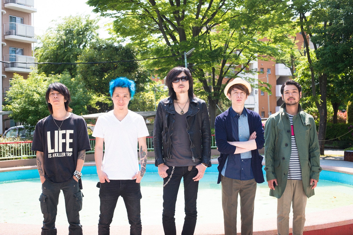 the HIATUS。写真左が細美武士（Vo, G）、中央がウエノコウジ（B）。
