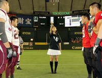 コイントスをする斎藤ちはる。