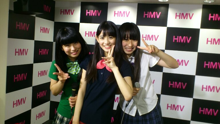 チームしゃちほこは6月18日、19日に愛知・HMV栄にてシングル「首都移転計画」発売記念イベントを実施。メンバーは3人2組に分かれて1日ずつ登場した。リリース前日の6月18日は坂本遥奈、秋本帆華、大黒柚姫（写真左から）の3人が登場。