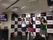 6月18日「首都移転計画」発売記念イベントの様子。写真左から坂本遥奈、秋本帆華、大黒柚姫。