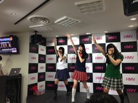 6月18日「首都移転計画」発売記念イベントの様子。写真左から坂本遥奈、秋本帆華、大黒柚姫。