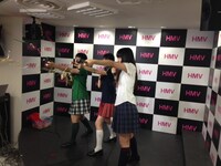 6月18日「首都移転計画」発売記念イベントの様子。写真左から坂本遥奈、秋本帆華、大黒柚姫。