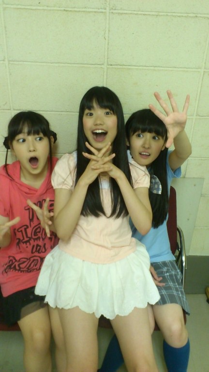 写真左から安藤ゆず、伊藤千由李、咲良菜緒。