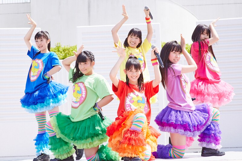 チームしゃちほこは晴天の野外ステージで新曲「首都移転計画」を披露。