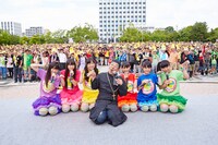 会場に集まったファンと記念撮影するチームしゃちほこと神父。