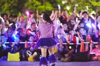 闇夜を照らすサイリウム。