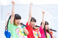 チームしゃちほこ「World Premium Japan Tour 2013 ＠名古屋港」の様子。左から坂本遥奈、秋本帆華、安藤ゆず。