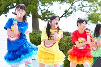 チームしゃちほこ「World Premium Japan Tour 2013 ＠名古屋港」の様子。左から咲良菜緒、伊藤千由李、秋本帆華。