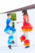 手をつないで踊る咲良菜緒（左）と秋本帆華（右）。