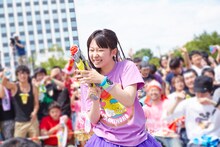 観客に水を浴びせまくる大黒柚姫。