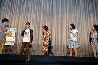 「箱入り息子の濃いトークイベント」の様子。「噂の寺坂さん」登場に興味津々の女優陣。