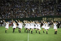 ハーフタイムでミニライブを披露する乃木坂46。