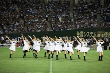 ハーフタイムでミニライブを披露する乃木坂46。