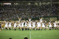 ハーフタイムでミニライブを披露する乃木坂46。