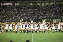 ハーフタイムでミニライブを披露する乃木坂46。