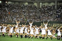 ハーフタイムでミニライブを披露する乃木坂46。