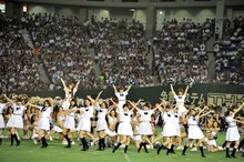 ハーフタイムでミニライブを披露する乃木坂46。