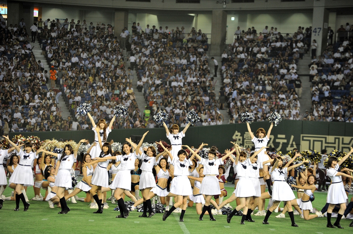 ハーフタイムでミニライブを披露する乃木坂46。