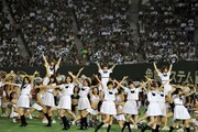 ハーフタイムでミニライブを披露する乃木坂46。