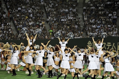 ハーフタイムでミニライブを披露する乃木坂46。