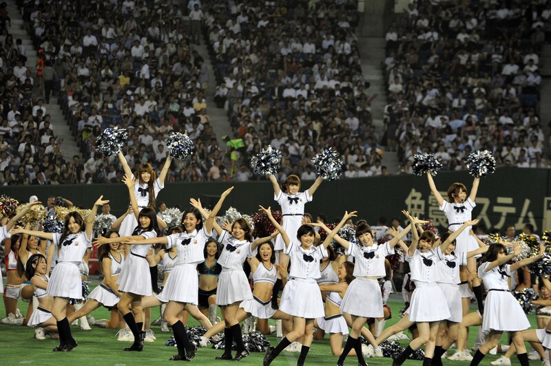 ハーフタイムでミニライブを披露する乃木坂46。