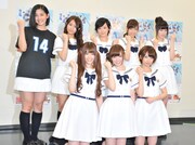 ミニライブ終了後に行われた囲み取材の様子。