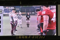 コイントスの様子。