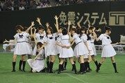 ハーフタイムでミニライブを披露する乃木坂46。