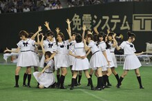ハーフタイムでミニライブを披露する乃木坂46。