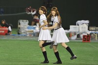 橋本奈々未、松村沙友理（左から）