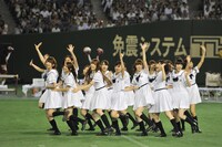 ハーフタイムでミニライブを披露する乃木坂46。