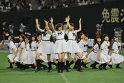 ハーフタイムでミニライブを披露する乃木坂46。