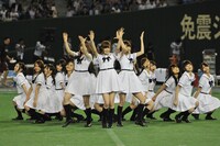 ハーフタイムでミニライブを披露する乃木坂46。
