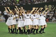 新曲「ガールズルール」を披露する乃木坂46。