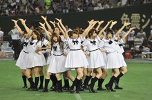 新曲「ガールズルール」を披露する乃木坂46。