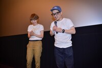 映画「ふたりじゃない」上映後の舞台挨拶の様子。左から福岡晃子、MINORxU。