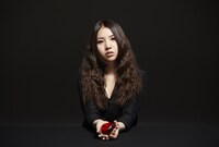 シングル「貴方が好きな私 / boyfriend」発売時の黒を基調としたアーティスト写真。