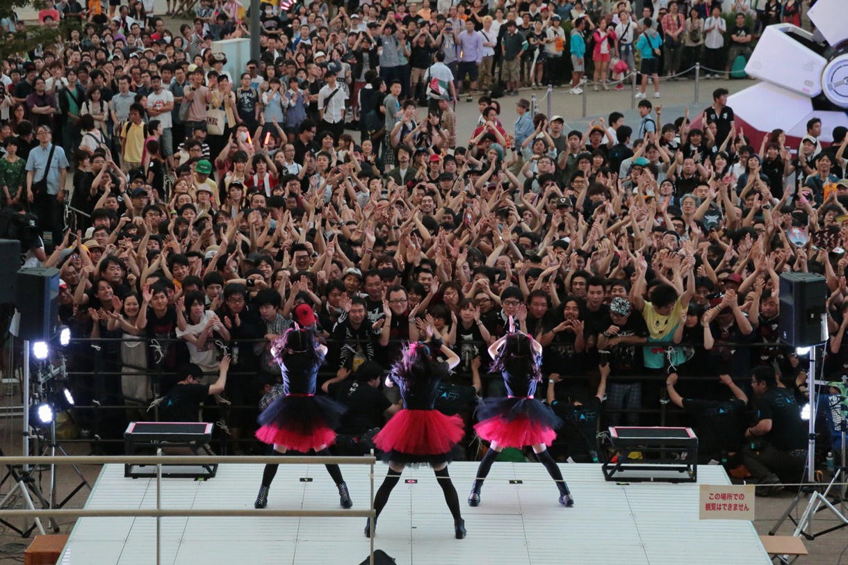 BABYMETAL「メギツネ」リリース記念フリーライブの模様。（撮影：平野哲郎）