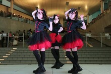 BABYMETAL「メギツネ」リリース記念フリーライブの模様。（撮影：平野哲郎）