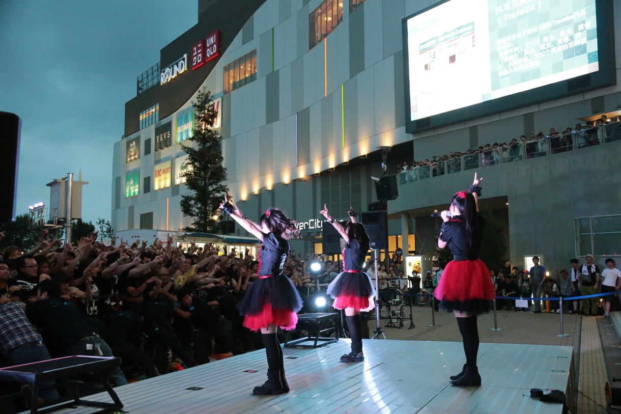 BABYMETAL「メギツネ」リリース記念フリーライブの模様。（撮影：平野哲郎）