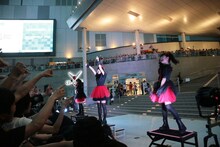 BABYMETAL「メギツネ」リリース記念フリーライブの模様。（撮影：平野哲郎）