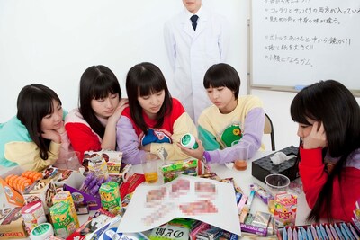 「ポップンバブル＜ももクロ＞」商品開発会議の様子。