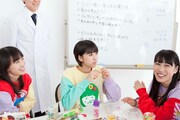 「ポップンバブル＜ももクロ＞」商品開発会議の様子。
