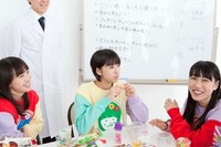 「ポップンバブル＜ももクロ＞」商品開発会議の様子。