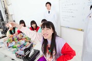 「ポップンバブル＜ももクロ＞」商品開発会議の様子。